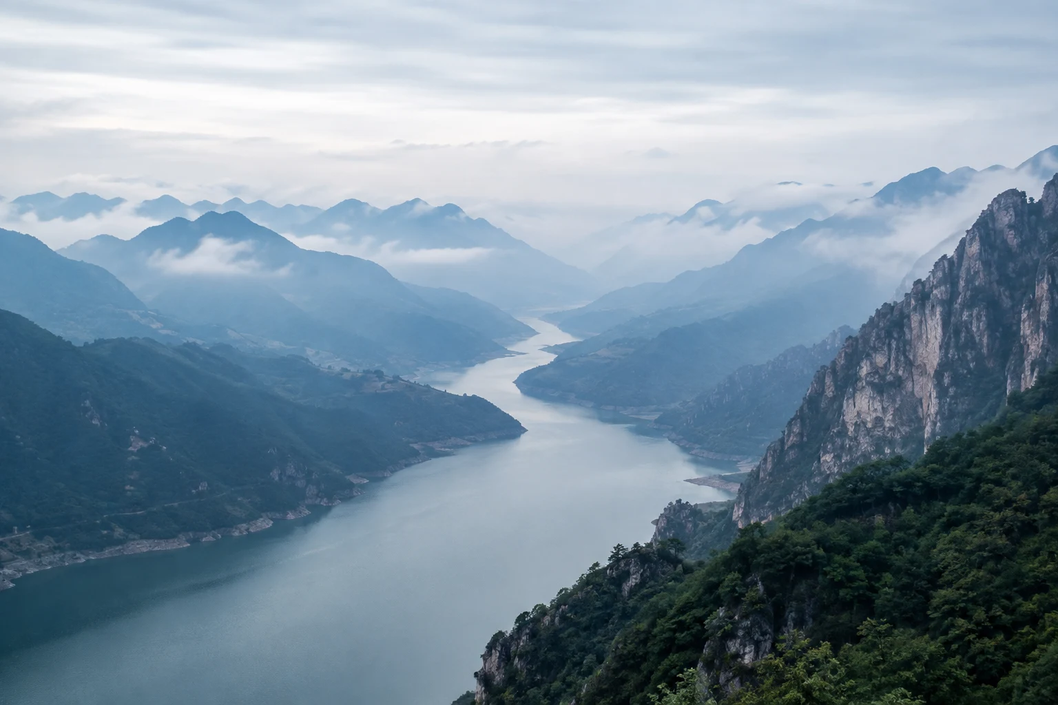 层叠山峦与蜿蜒河道，象征整体资产视野